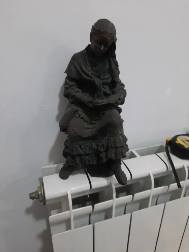 Figura da ragazza che legge J. Bofill