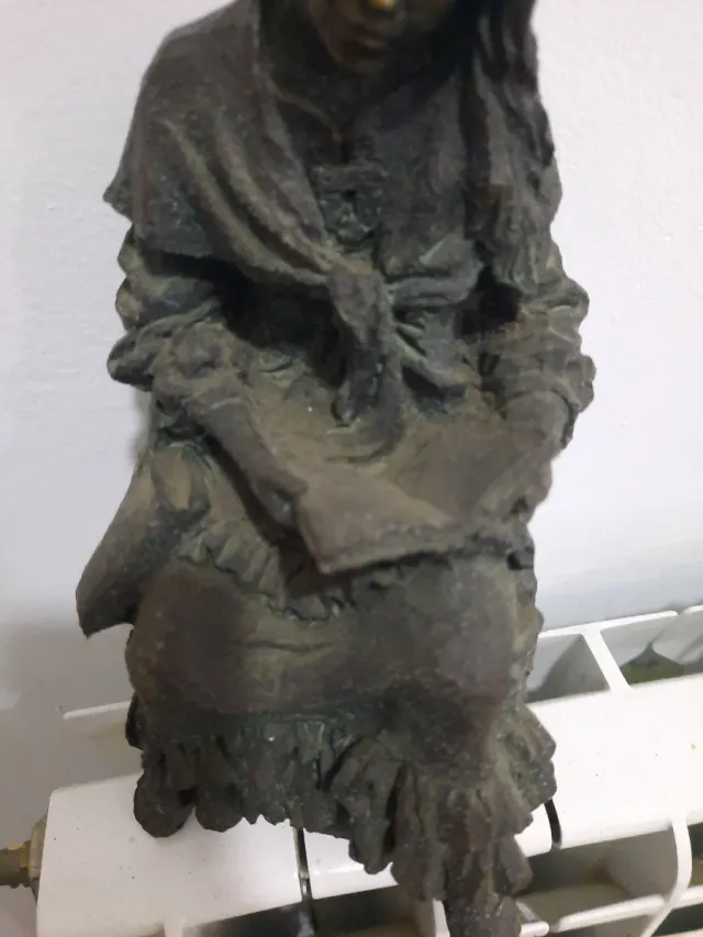 Figura da ragazza che legge J. Bofill