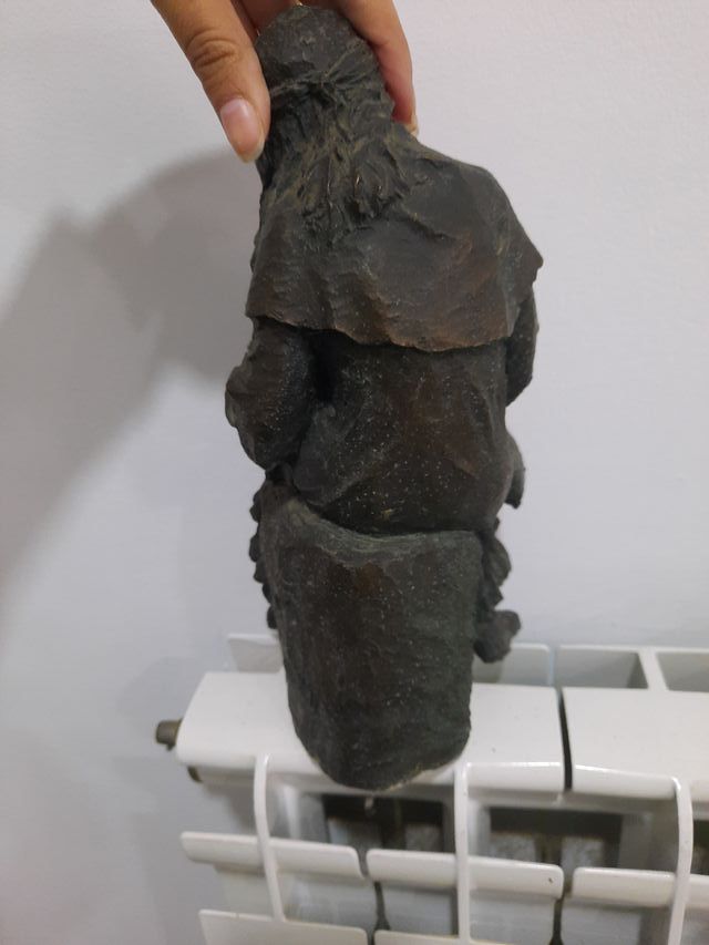 Figura da ragazza che legge J. Bofill