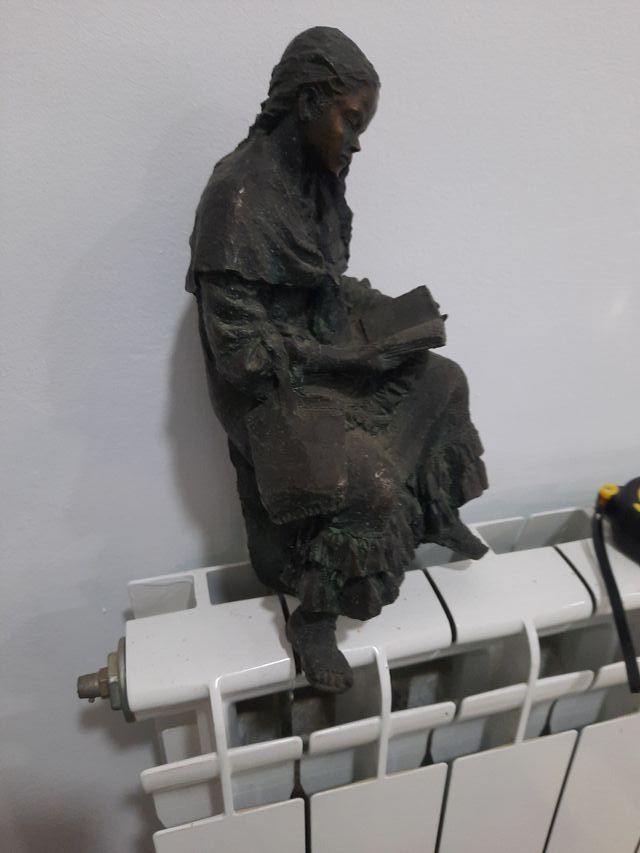 Figura da ragazza che legge J. Bofill