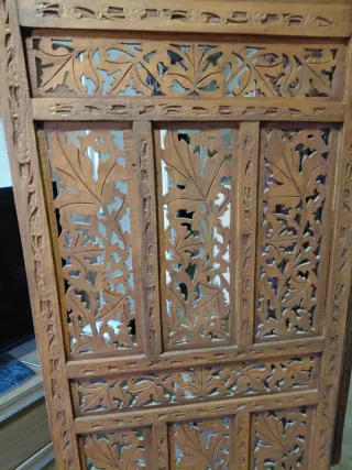 Biombo de madera tallada