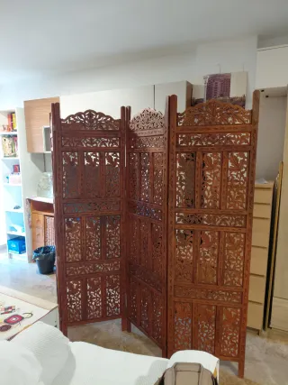 Biombo de madera tallada