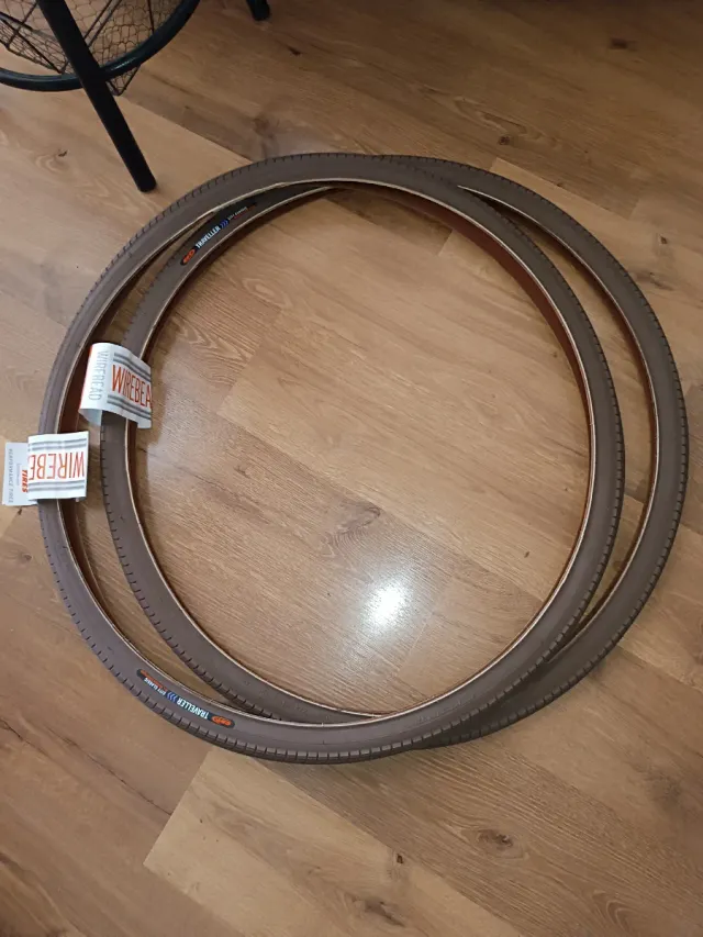 Neumáticos CST 700C Marrones