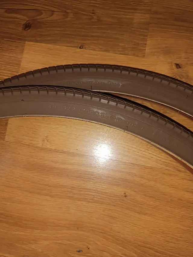 Neumáticos CST 700C Marrones