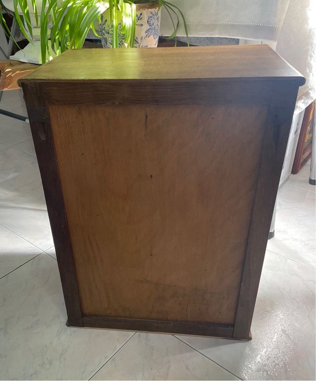 Armadio piccolo o tavolino in legno con lettera T