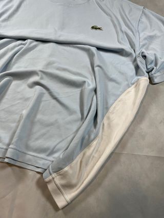 Camiseta deportiva Lacoste azul y blanca