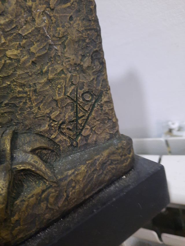 Antica scultura di donna incinta