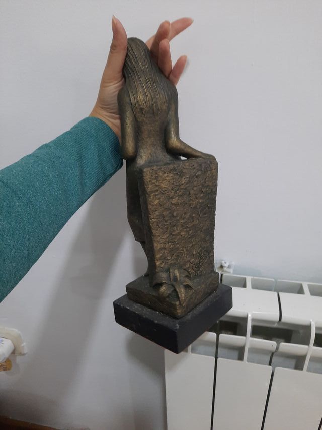 Antica scultura di donna incinta