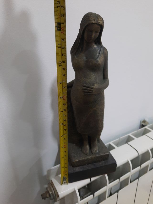 Antica scultura di donna incinta
