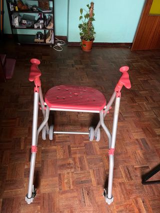 Andador con asiento y ruedas
