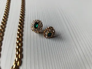 Conjunto collar y pendientes con piedra.