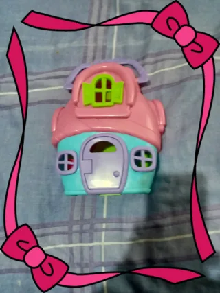 Casa de juguete rosa y turquesa