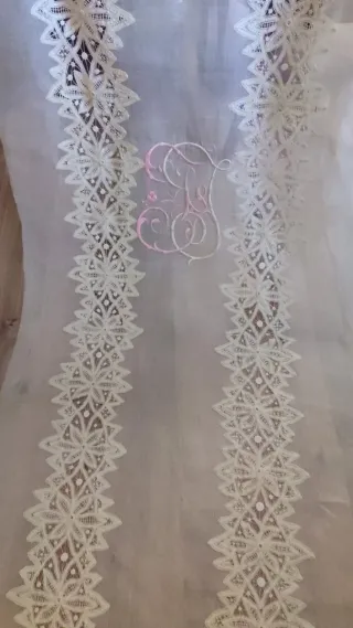 Organza Divina con Encaje Luxeuil e Iniciales