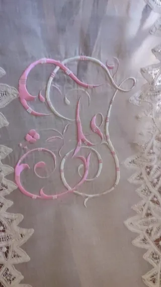 Organza Divina con Encaje Luxeuil e Iniciales