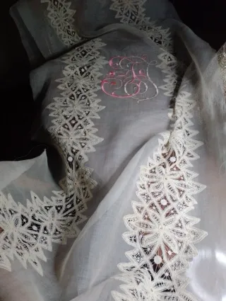 Organza Divina con Encaje Luxeuil e Iniciales