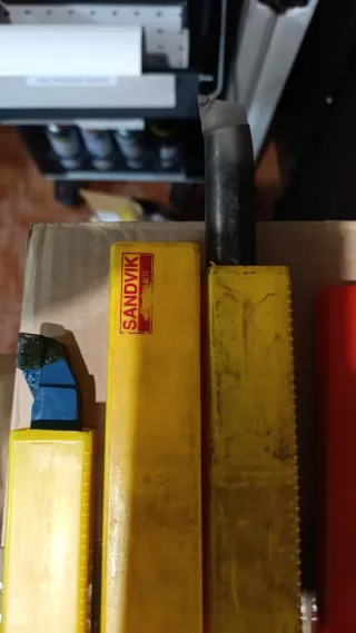 Cuchillas de torno  nuevas y alguna usada .