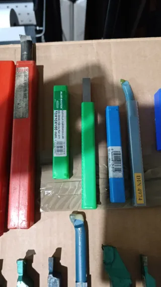 Cuchillas de torno  nuevas y alguna usada .