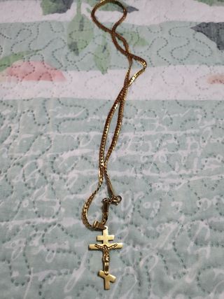 Cadena laminada en oro con crucifijo. 57 cm  largo