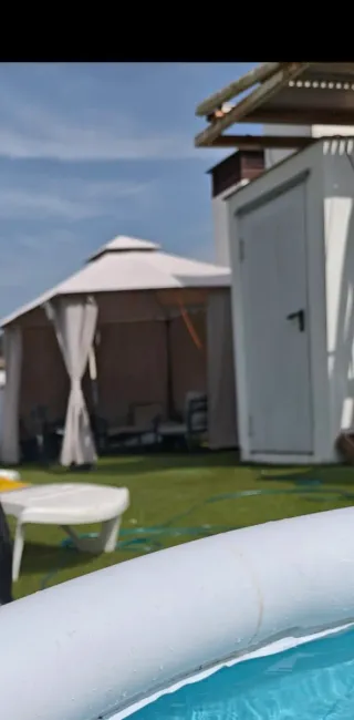 Pérgola Beige y Blanca