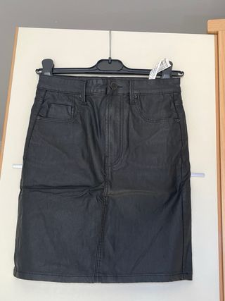 Falda de polipiel Stradivarius Talla S/36 Negra