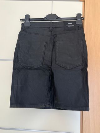Falda de polipiel Stradivarius Talla S/36 Negra