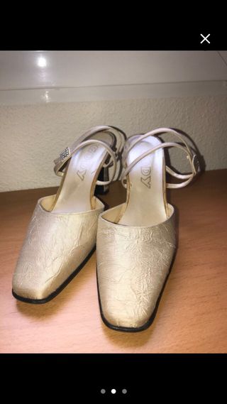 Zapatos de tacón dorados