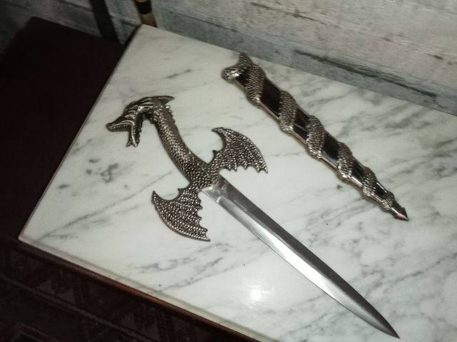 Daga de colección con dragón