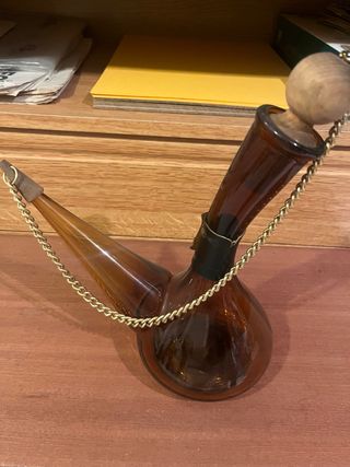 Porrón de vidrio ámbar con cadena dorada