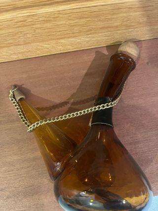 Porrón de vidrio ámbar con cadena dorada