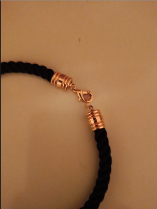 Collar negro con detalle dorado y piedra