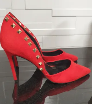 Zapatos Rojos con Tachuelas Doradas