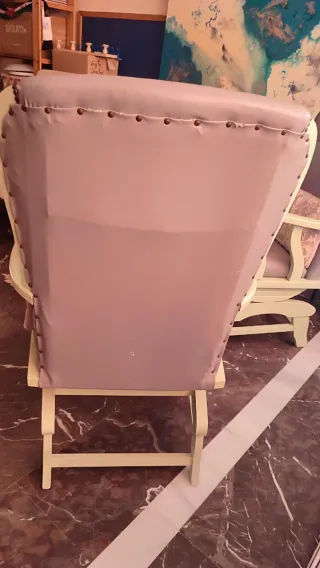 Mecedora tapizada en piel