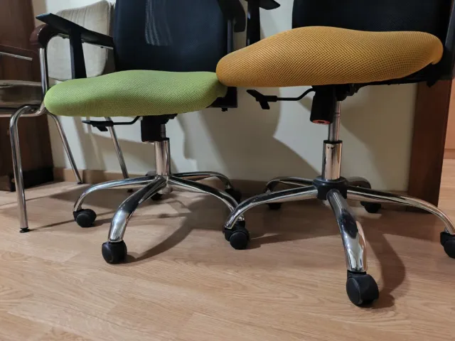 Sillas de oficina verdes y amarillas