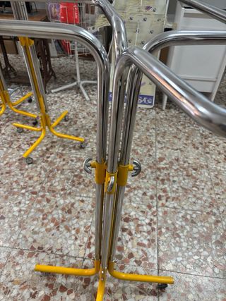 Mobiliario de tienda metálico amarillo