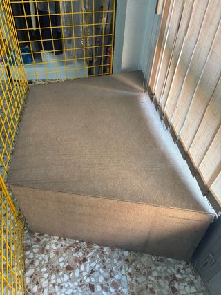 Mobiliario de tienda metálico amarillo