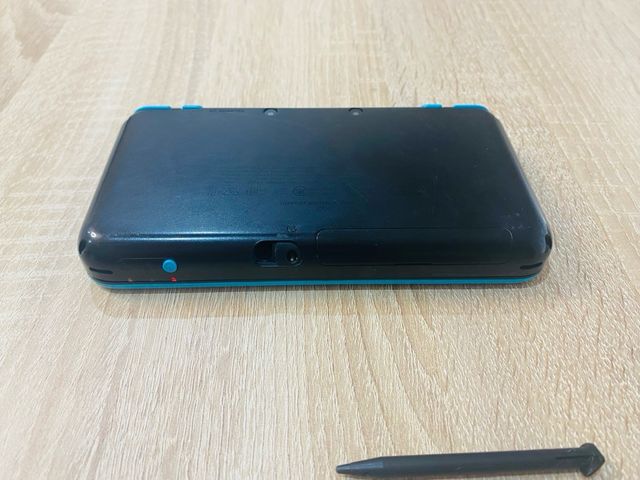 Nintendo 2DS XL nero e blu