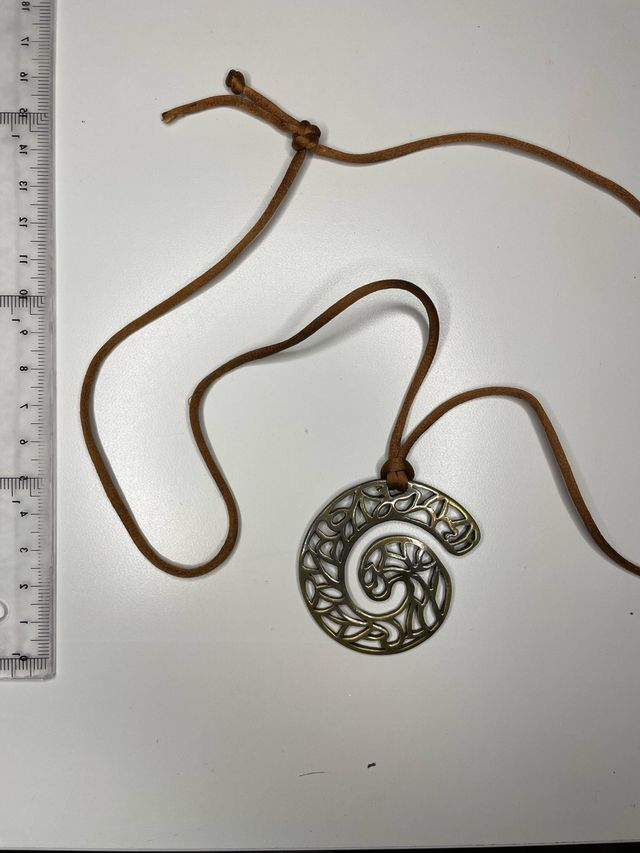 Collar con colgante espiral dorado