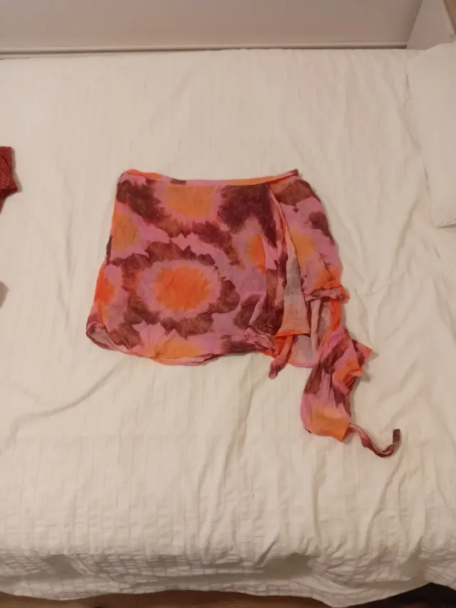 Minifalda Pull&Bear floral naranja y rosa