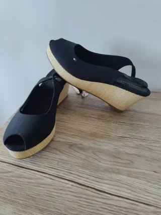 Cuñas Tommy Hilfiger Negras y Beige