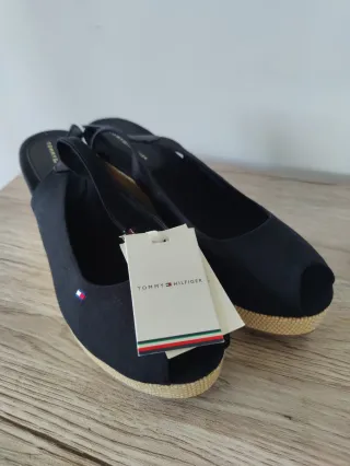 Cuñas Tommy Hilfiger Negras y Beige