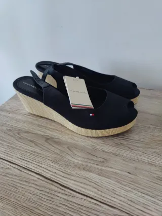 Cuñas Tommy Hilfiger Negras y Beige