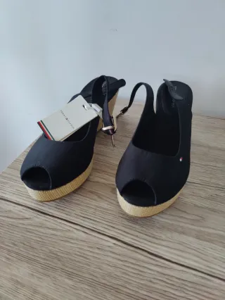 Cuñas Tommy Hilfiger Negras y Beige