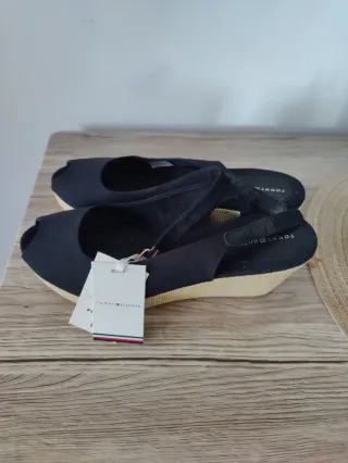 Cuñas Tommy Hilfiger Negras y Beige