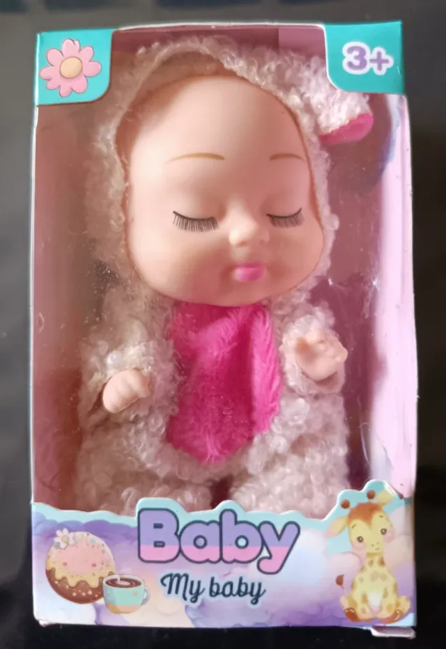 Muñeca bebé con pijama de oveja