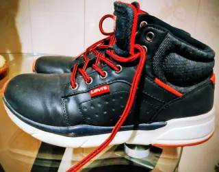 Zapatillas Levi's Negras y Rojas