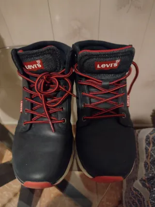 Zapatillas Levi's Negras y Rojas