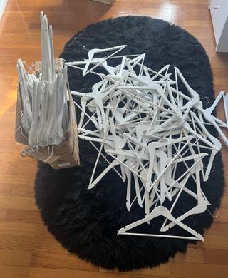 Perchas de madera blancas grandes