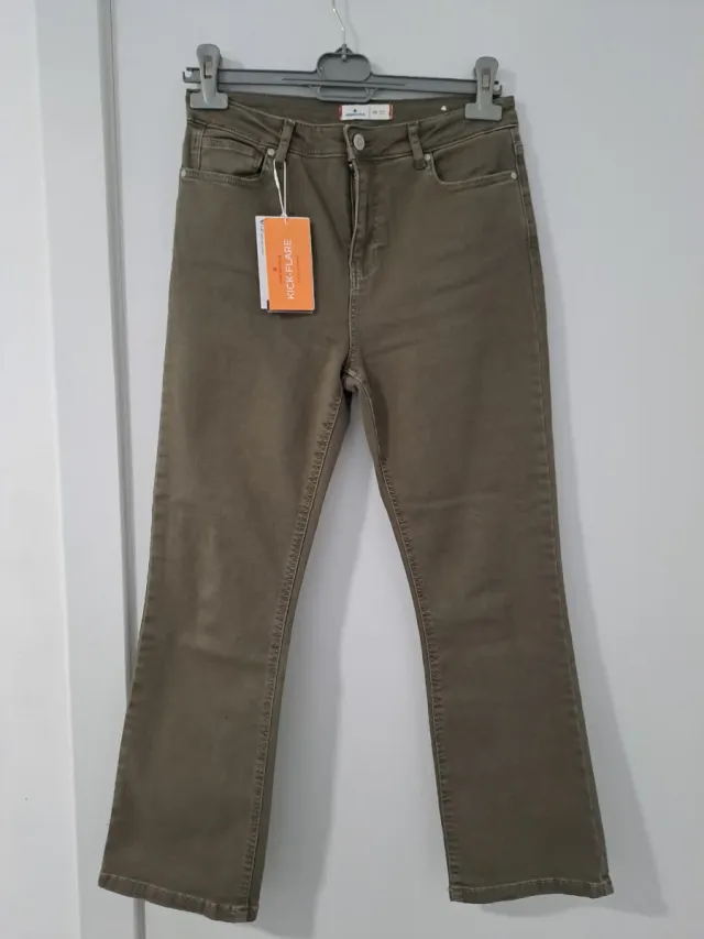 Pantalón flare khaki