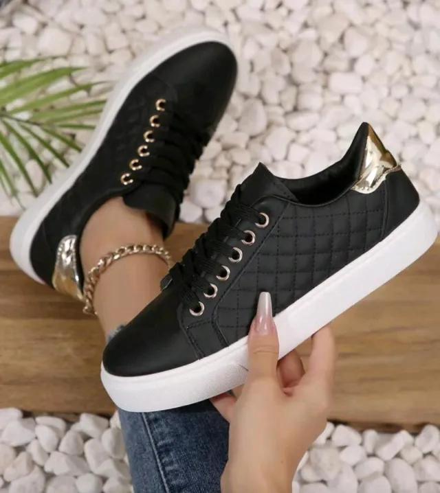 Scarpe donna nere con dettagli oro