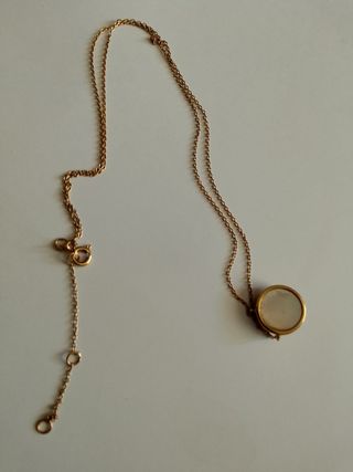 Collar y pulsera dorados con colgante